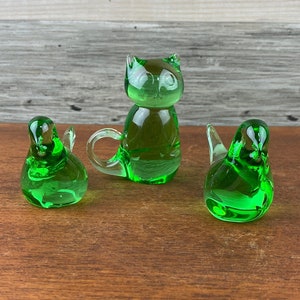 Set di tre statuette in vetro artistico verde, gatto in vetro artistico verde, uccello in vetro artistico verde, arredamento minimalista, fermacarte in vetro artistico verde