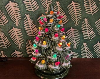 Árbol de Navidad de cerámica vintage con nieve, árbol de mesa navideño iluminado con efecto nevado, decoración navideña retro nostálgica, árbol de cerámica iluminado