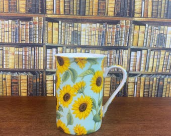 Taza de cerámica Kent con diseño de girasoles y estampado floral.