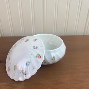 ronde et couvercle vintage en Wedgwood de la collection Cascada | Pot à couvercle en porcelaine tendre | Boîte à bijoux à motifs floraux | Cascade de Wedgwood |