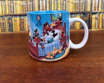 Taza de café de cerámica vintage de Mickey Mouse de los años 90, con escena de Mickey durmiendo, Pluto y el Pato Donald en un dormitorio, fabricada en Japón. Producto descatalogado de Disney.