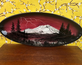 Cerámica vintage Hooton Art Pottery, plato ovalado con paisaje dramático del Monte Hood, firmado por un artista de cerámica de Oregón, decoración de cabaña con ambiente melancólico, arte del noroeste del Pacífico.