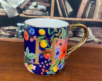 Rifle Paper Co. Anthropologie Blumenkaffeetasse Becher Goldenes Monogramm Anfangs H