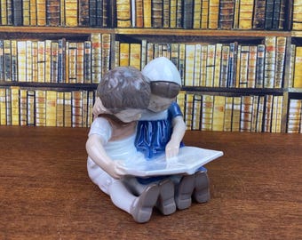 Figura de Bing y Grondahl: Niños leyendo, Dinamarca n.° 1567