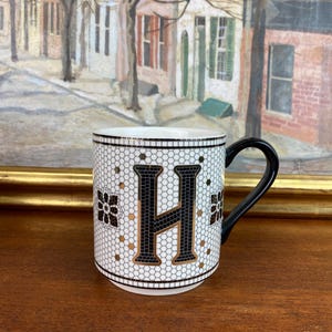 Caneca de cerâmica Anthropologie The Bistro Tile Edição Monograma | Monograma da letra H | Caneca estilo Art Déco | Caneca com a letra H