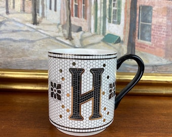 Tazza monogramma piastrellata Anthropologie Bistro: gres Art Déco, stile caffè parigino