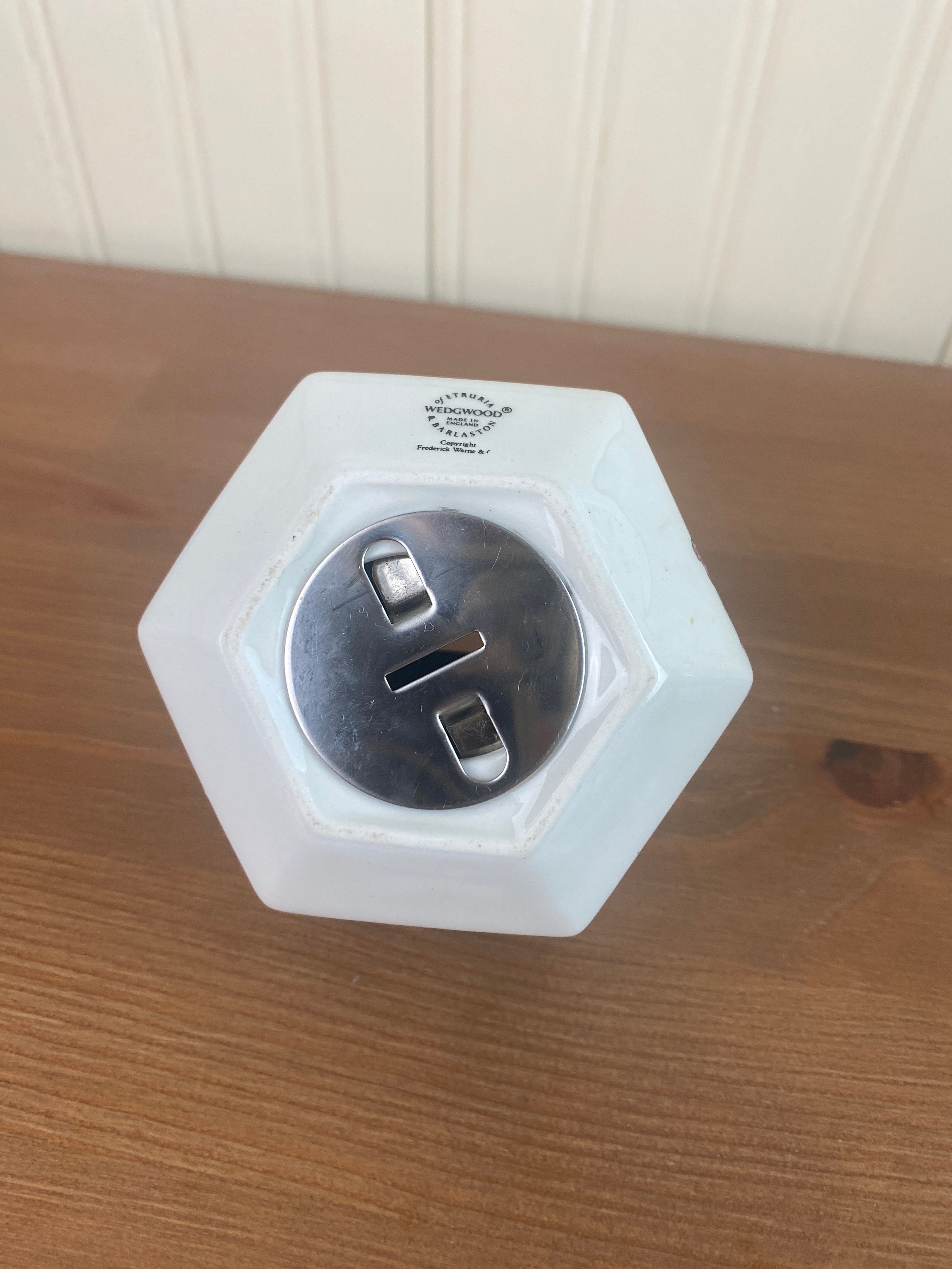 ウェッジウッド ピーターラビットの六角形貯金箱 ウエッジウッド