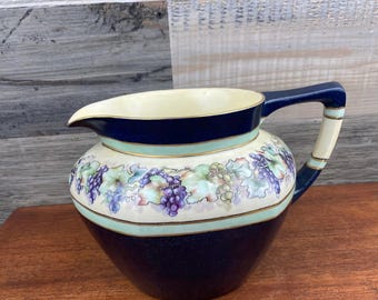Jarra de porcelana Art Nouveau de Jean Pouyat: diseño de uvas pintado a mano, Limoges, Francia.