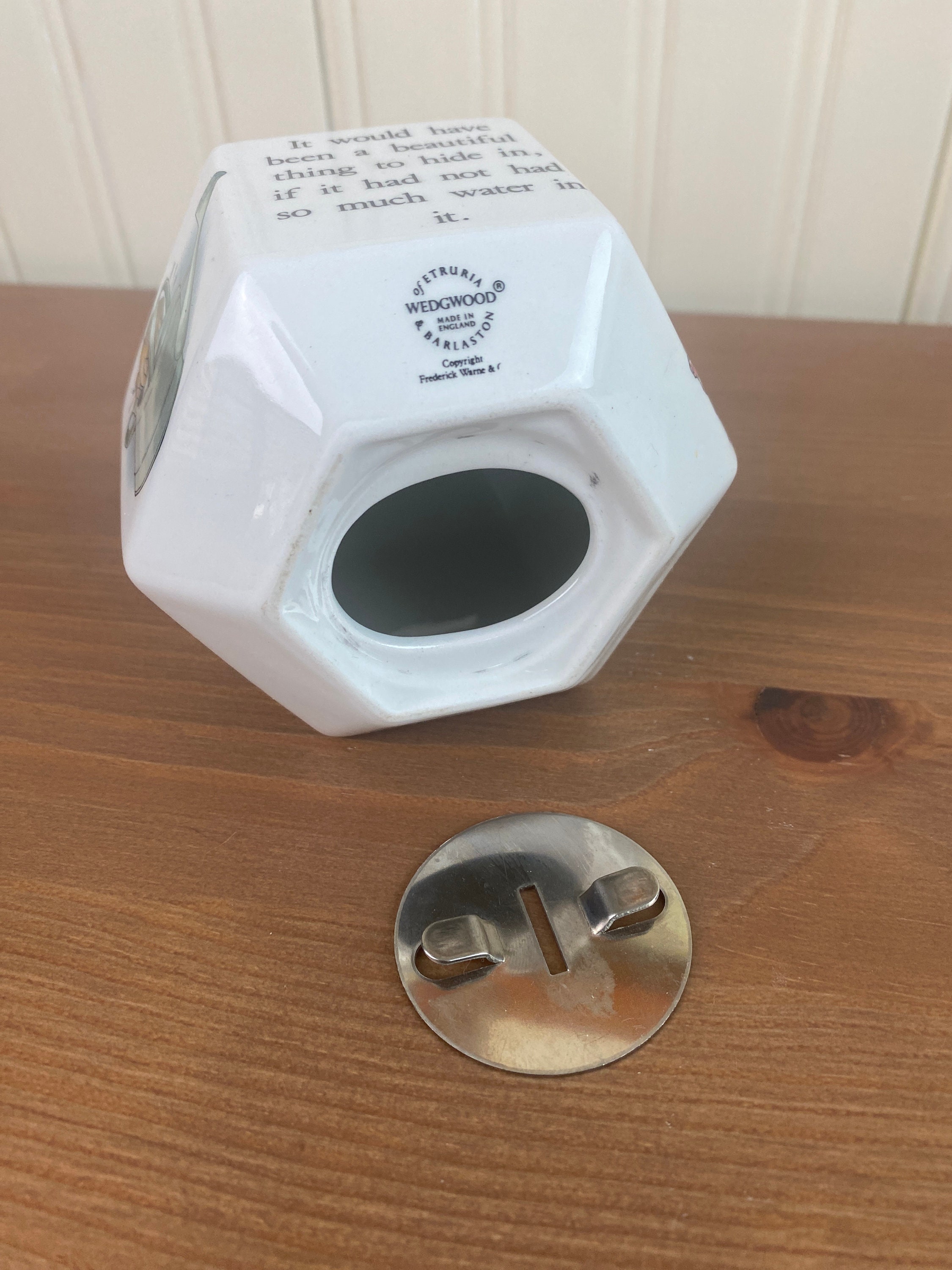 ウェッジウッドのピーターラビット磁器製貯金箱、六角形、ビアトリクス