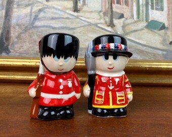 Set di saliera e pepiera in ceramica raffigurante una guardia londinese e un Beefeater.