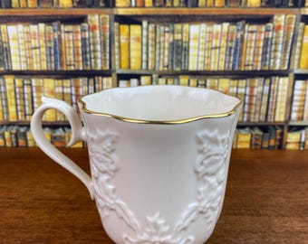 Taza navideña vintage de Lenox: ribete dorado, bayas y acebo en relieve