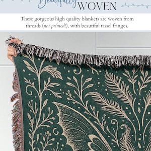 Puede incluir: Una manta tejida de color verde oscuro con un dise&ntilde;o bot&aacute;nico y flecos de borlas. La manta presenta un patr&oacute;n de hojas y un ala de mariposa en color crema. El texto "Beautifully Woven" est&aacute; en la parte superior.