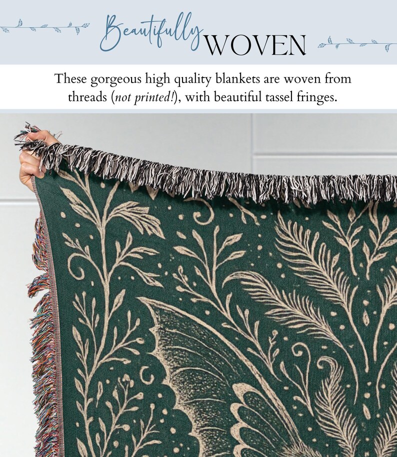 Puede incluir: Una manta tejida de color verde oscuro con un dise&ntilde;o bot&aacute;nico y flecos de borlas. La manta presenta un patr&oacute;n de hojas y un ala de mariposa en color crema. El texto "Beautifully Woven" est&aacute; en la parte superior.