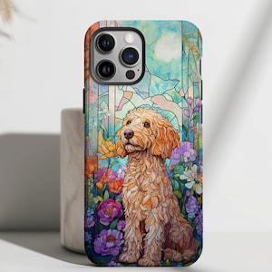 Op de afbeelding: Een telefoonhoesje met een illustratie van een golden doodle hond. De hoes heeft een achtergrond in glas-in-loodstijl met bloemen in paars, oranje en geel. De hond zit voor de bloemen.