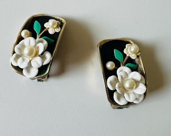 Rare Vintage Alice Enamel and Faux Pearl Clip-on Earring from mid-20th century (circa 1950s–1960s)