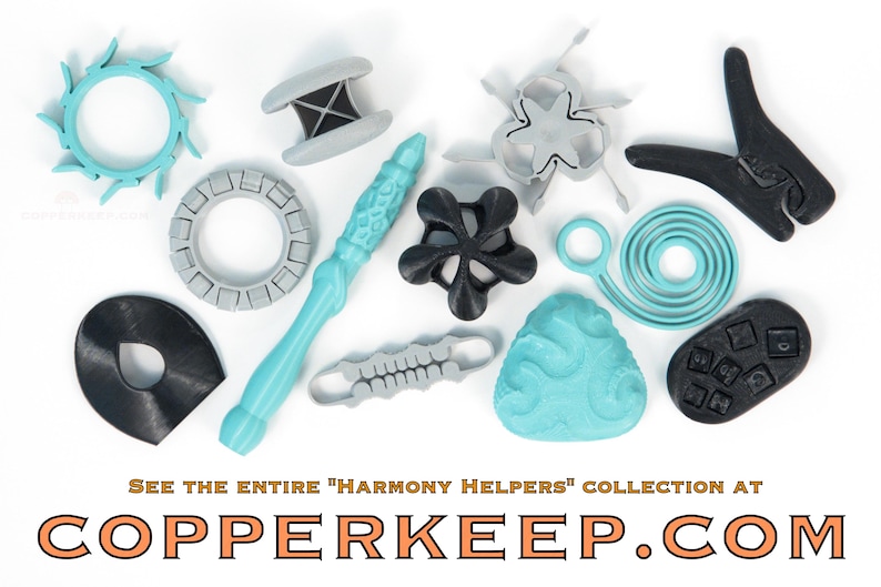 Pu&ograve; includere: Un assortimento di oggetti stampati in 3D in varie forme e colori, tra cui turchese, grigio e nero. La collezione presenta disegni geometrici, tra cui una stella, una spirale e una forma a bacchetta. Il testo sull'immagine recita "SEE THE ENTIRE 'HARMONY HELPERS' COLLECTION AT COPPERKEEP.COM."