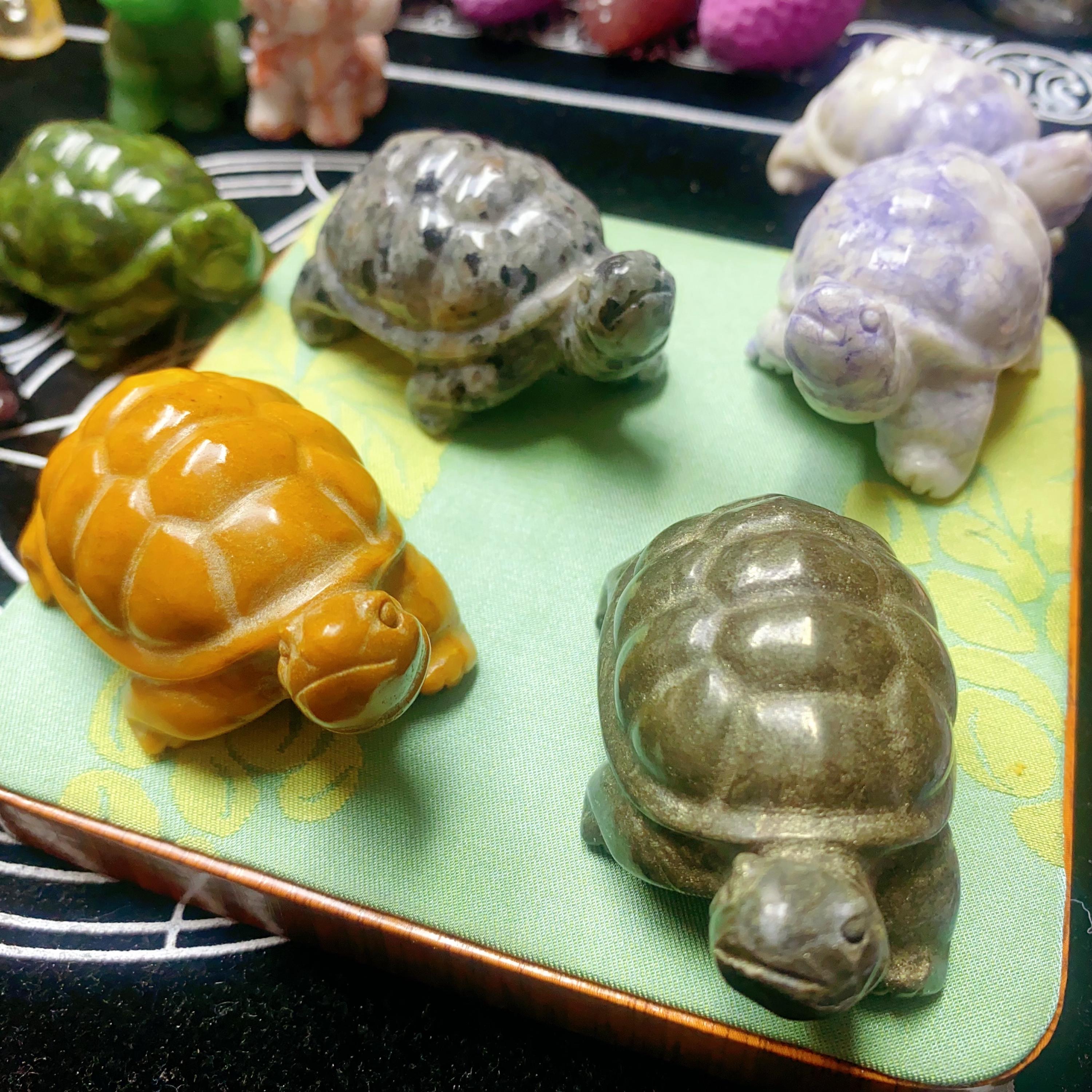 手彫り天然石の亀の置物：クリスタル動物（60 mm） - Etsy 日本