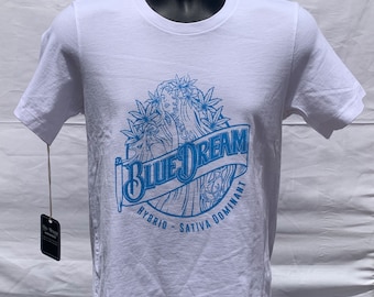 Könnte beinhalten: Weißes T-Shirt mit einer blauen Grafik einer Frau mit Blumen und dem Text "Blue Dream Hybrid - Sativa Dominant"