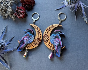 Boucles d'oreilles en bois superposées mystiques corbeau/corbeau lune peintes à la main