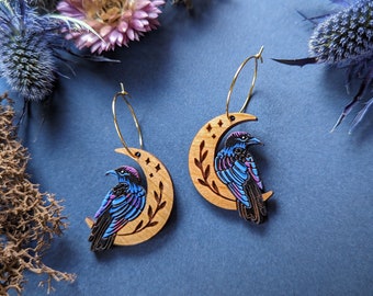 Boucles d'oreilles en bois peint à la main mini corbeau/corbeau lune