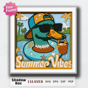 Pode incluir: Uma caixa de sombra de arte em papel em camadas com um pato de desenho animado usando óculos de sol e um boné, flutuando em uma boia azul. O texto "Summer Vibes" está em amarelo. A obra de arte inclui palmeiras e estrelas do mar.