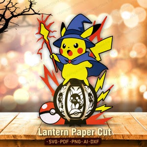 Puede incluir: Un diseño de papel recortado en capas que muestra un personaje de ratón eléctrico amarillo con sombrero y capa de mago azul, sosteniendo un bastón de rayo rojo. Debajo, una linterna circular muestra la silueta del personaje junto a una bola roja y blanca.