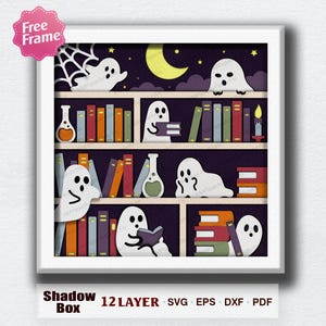 Può includere: Un design a 12 strati per shadow box con fantasmi bianchi, libri colorati sugli scaffali, una ragnatela, una luna crescente e vetreria da laboratorio. L'opera include un'etichetta rosa con scritto Free Frame e il testo Shadow Box 12 LAYER SVG EPS DXF PDF.