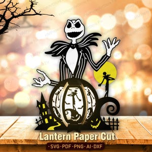 Puede incluir: Una linterna decorativa de papel recortado con una ilustración en blanco y negro de un personaje esquelético con traje de rayas. El diseño incluye una base circular con siluetas de un personaje, murciélagos, una casa y una luna amarilla.