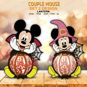 Op de afbeelding: Digitaal ontwerpbestand getiteld COUPLE MOUSE SET 2 DESIGN LANTERN SVG PNG DXF PDF AI. Bevat twee cartoonmuizen, één met een vampiercape en één met een heksenhoed, die elk een ronde lantaarn vasthouden met een kasteel en muissilhouet.