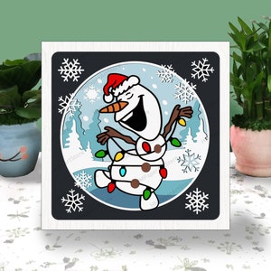 Könnte beinhalten: Ein Cartoon-Schneemann mit roter Weihnachtsmütze und braunem Schal ist mit bunten Weihnachtslichtern geschmückt. Der Schneemann steht in einer Winterlandschaft mit Schneeflocken und Bäumen.