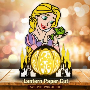 Peut inclure: Une découpe de papier représentant une femme blonde tenant un caméléon vert. Une lanterne jaune avec des motifs découpés est devant elle, avec une silhouette de château en arrière-plan. Le texte "Lantern Paper Cut" est en bas.