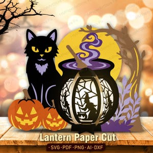 Könnte beinhalten: Ein mehrschichtiges Papierbasteldesign mit einer schwarzen Katze mit gelben Augen, zwei orangefarbenen Kürbissen und einer zentralen schwarzen Kessellaterne mit Hexensilhouette. Ein gelber Mond und ein brauner Baum vervollständigen das Motiv.