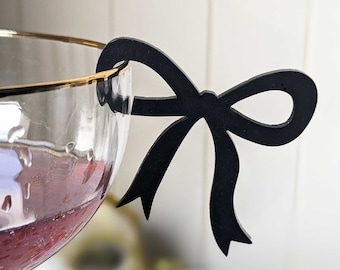 Peut inclure: Marqueur de boisson en papier noir en forme de nœud pour un verre de vin ou un cocktail.