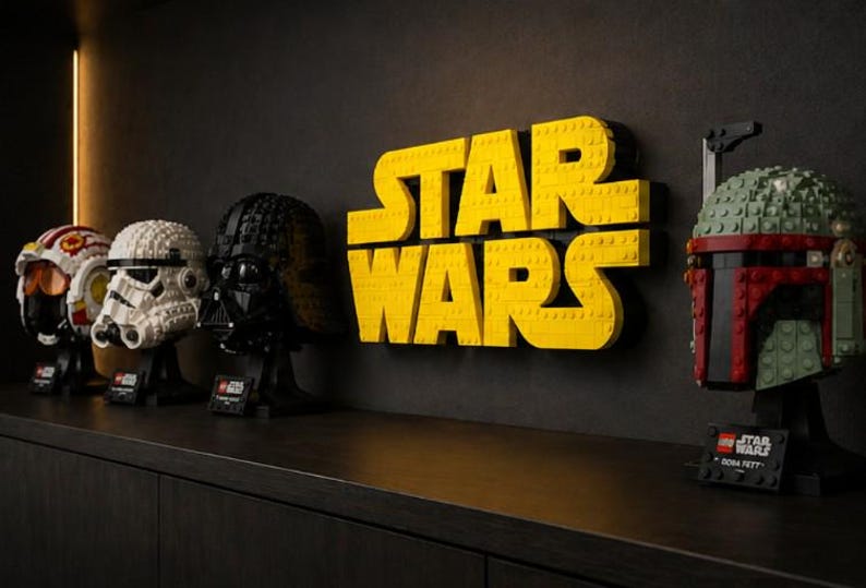 Pode incluir: Uma exibi&ccedil;&atilde;o de capacetes LEGO Star Wars e um letreiro amarelo "STAR WARS". Os capacetes incluem um Stormtrooper branco, um Darth Vader preto, um capacete de piloto vermelho e branco e um capacete Boba Fett verde e vermelho. O letreiro &eacute; feito de tijolos LEGO amarelos.