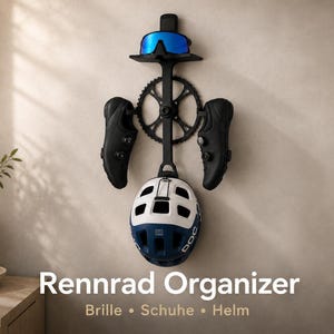 Può includere: Un organizer da parete nero con un design centrale a forma di corona per bicicletta. Include un ripiano superiore per occhiali sportivi con lenti blu, due ganci laterali per scarpe da ciclismo nere e un gancio inferiore per un casco bianco e blu.