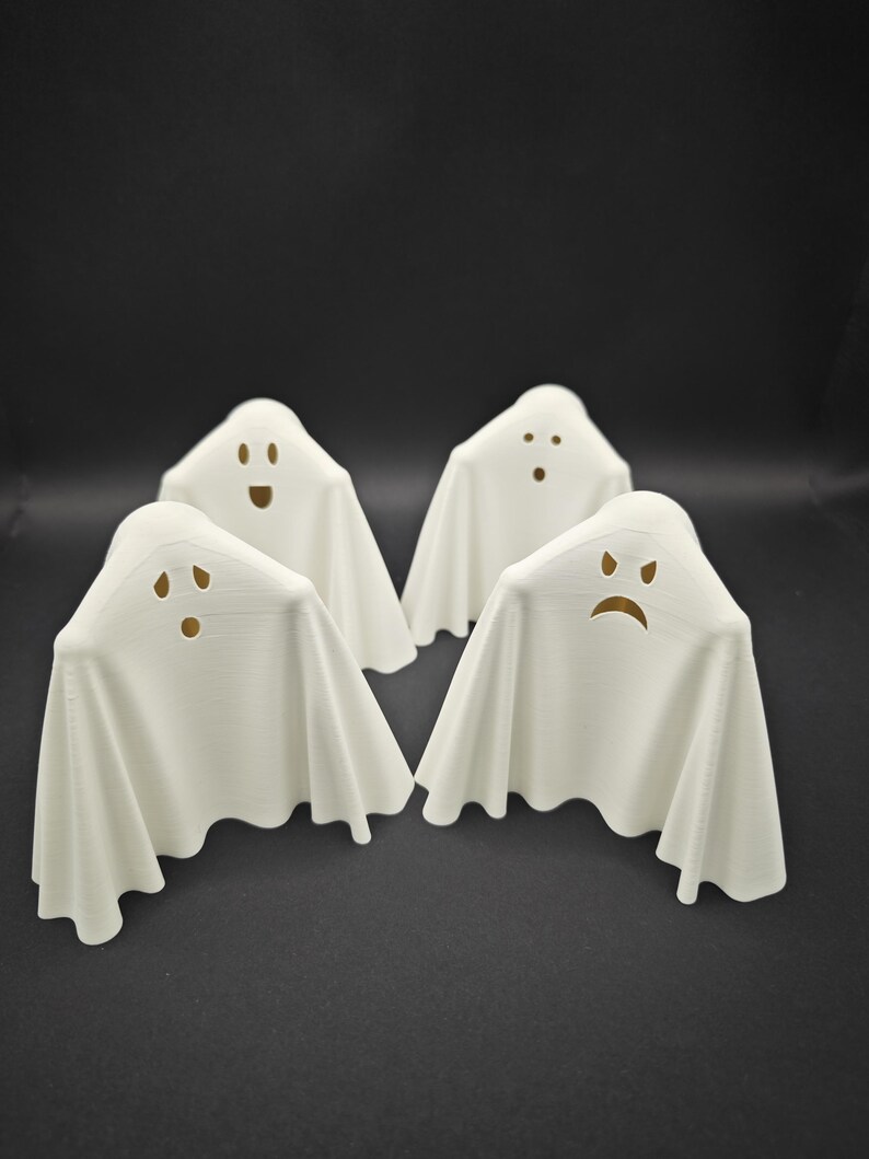 Puede incluir: Cuatro figuritas de fantasmas blancas con diferentes expresiones faciales. Los fantasmas est&aacute;n hechos de un material blanco liso y tienen un dise&ntilde;o simple y cl&aacute;sico.