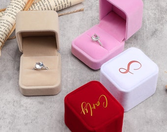 Personnalisez la boîte à bagues monogramme, la boîte à bagues carrée en velours, la Saint-Valentin, la boîte à bagues de fiançailles, la boîte à bagues de proposition, le cadeau d’anniversaire