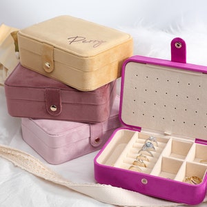 Custom Velvet Jewelry Box, Personalized Portable Jewelry Box, Travel Jewelry Storage Case, Bridesmaid Jewelry Box, Mothers Day Gift for Her Bild 1