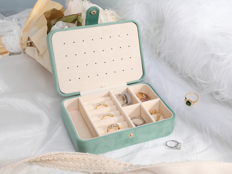 Custom Velvet Jewelry Box, Personalized Portable Jewelry Box, Travel Jewelry Storage Case, Bridesmaid Jewelry Box, Mothers Day Gift for Her Bild 9