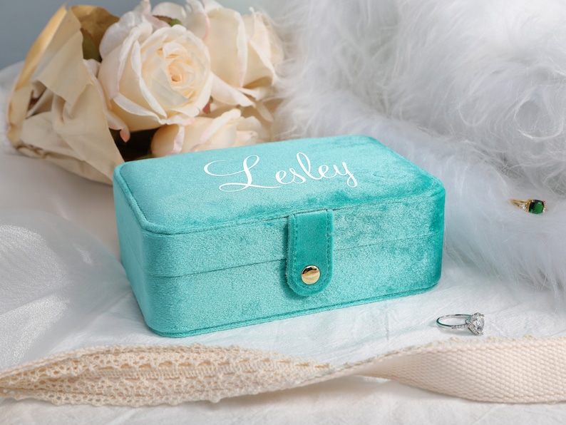 Custom Velvet Jewelry Box, Personalized Portable Jewelry Box, Travel Jewelry Storage Case, Bridesmaid Jewelry Box, Mothers Day Gift for Her Bild 4