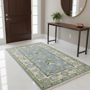 Tapis tribal géométrique noué à la main : beige, accent bleu, tapis décoratif moderne en laine