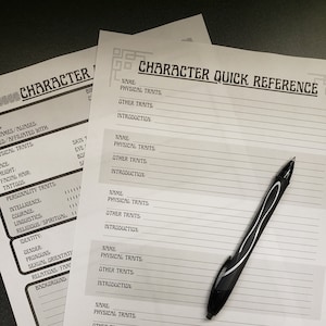 Puede incluir: Una hoja de referencia rápida de personaje en blanco y negro con líneas para escribir información sobre el personaje, incluyendo el nombre, los rasgos físicos, otros rasgos y la introducción. La hoja tiene un borde decorativo y el texto "CHARACTER QUICK REFERENCE" en la parte superior.