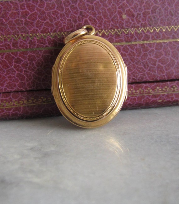 Antique Victorian 18K Solid Gold Locket with Hing… - image 2