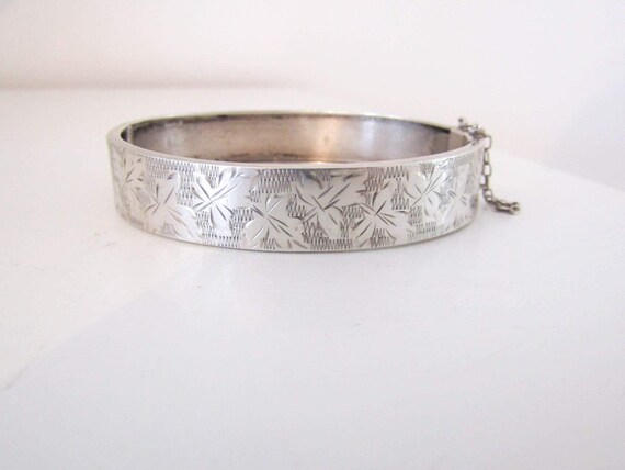 Antique Solid 18k White Gold French Bangle Bracelet with Romantic Ivy motif c. 1920
