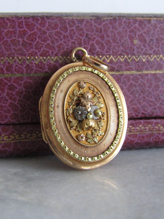 Antique Victorian 18K Solid Gold Locket with Hing… - image 1