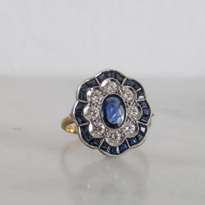 Antique French Daisy Flower Art Deco Ring with Calibrated Sapphires and Diamonds, 18K Yellow Gold Pompadour ring