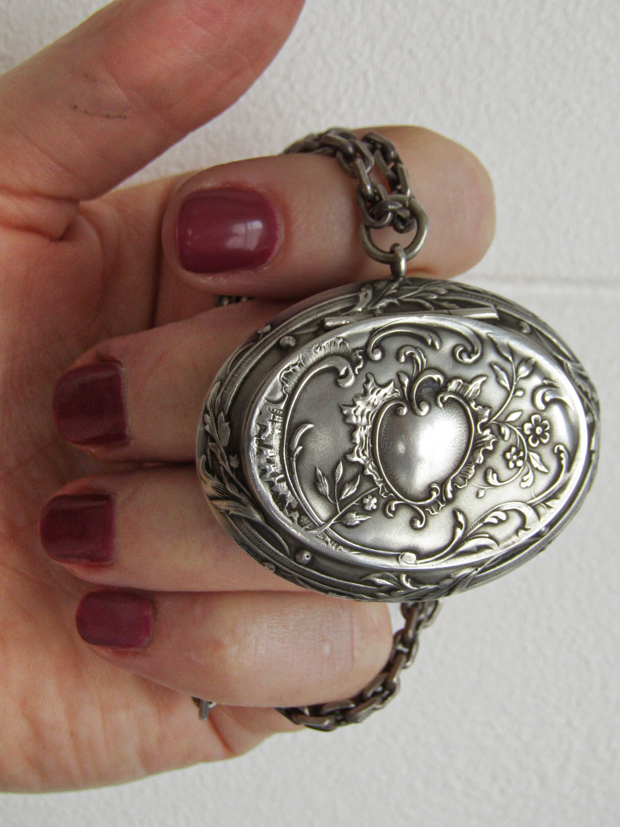 Pendentif Boîte à Pilules / Poudrier Argenté Art Nouveau - Collier Mi-long - Occasion