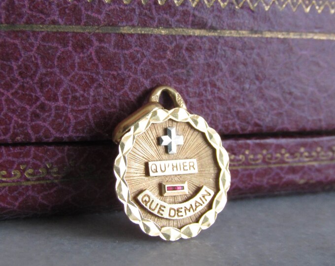 18k Augis Plus Qu'hier, Moins Que Demain Pendant, Vintage French Augis