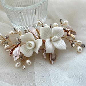 Ceramic White Flower Bridal Hair Comb,Gold  Hair Comb,Wedding Accessory,Flower Hair Comb,Floral Hair Pin,Boho Flower Comb,Quinceanera Comb