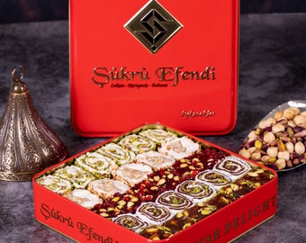 Tiz chokkan kiyimdagi erkak jinsiy olatni silkitadi Men uxlayotgan qizimning teshiklarini tekshirdim